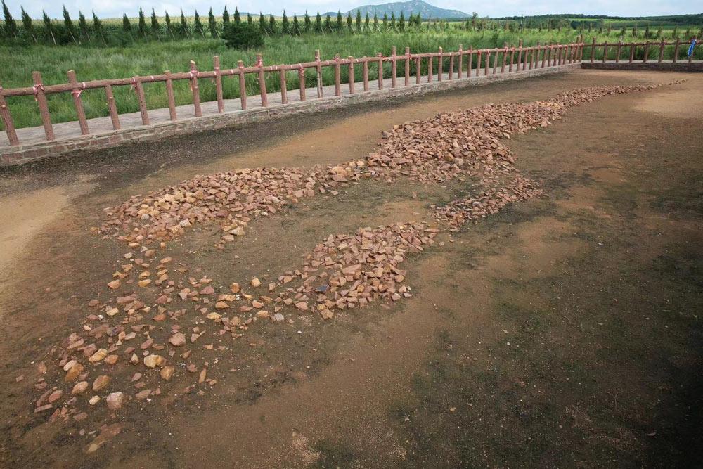 查海石堆塑龙