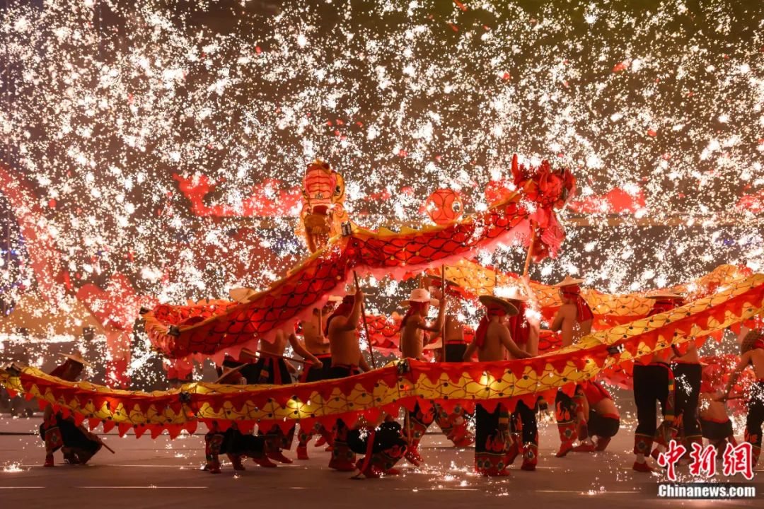 舞龙：草缚成龙，密置灯烛